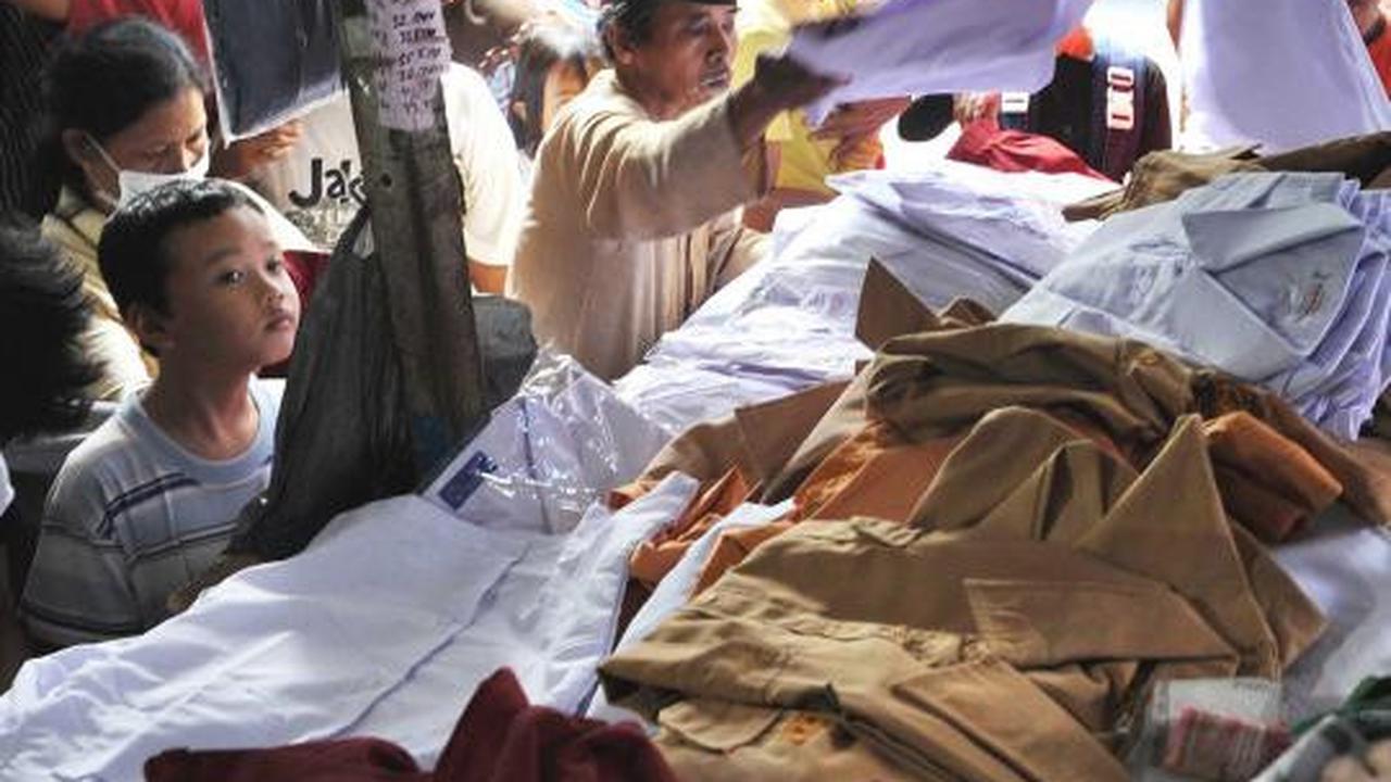 Berburu seragam sekolah di Pasar Jatinegara