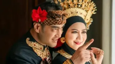 9 Gaya Venna Melinda dan Ferry Irawan di Pemotretan Prewedding, Serasi Pakai Baju Adat Bali