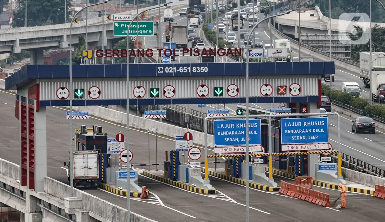 Kendaraan melintasi GT Pisangan, Jatinegara, Jakarta Timur, Senin (15/3/2021). GT Pisangan diharapkan membentuk sistem jaringan interkonektivitas jalan tol baru serta memudahkan jarak tempuh bagi masyarakat, khususnya masyarakat dari Bekasi dan sekitarnya. (merdeka.com/Iqbal S. Nugroho)