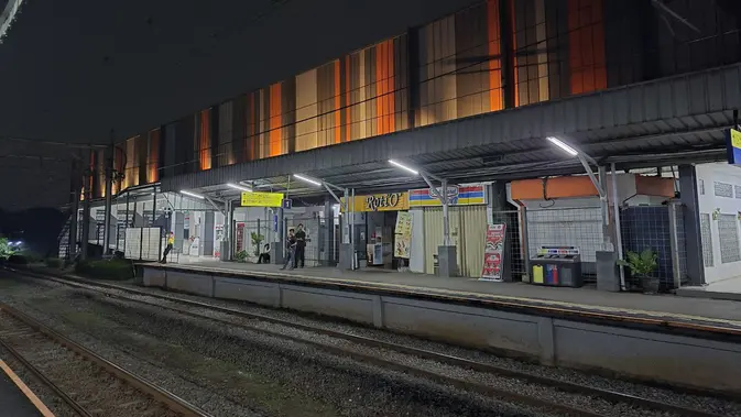 <p>Nuansa Stasiun KRL Jurangmangu (sebelum diedit dengan AI Samsung Galaxy S25 FE). Liputan6.com/Matahari Kartika Purusakara.</p>