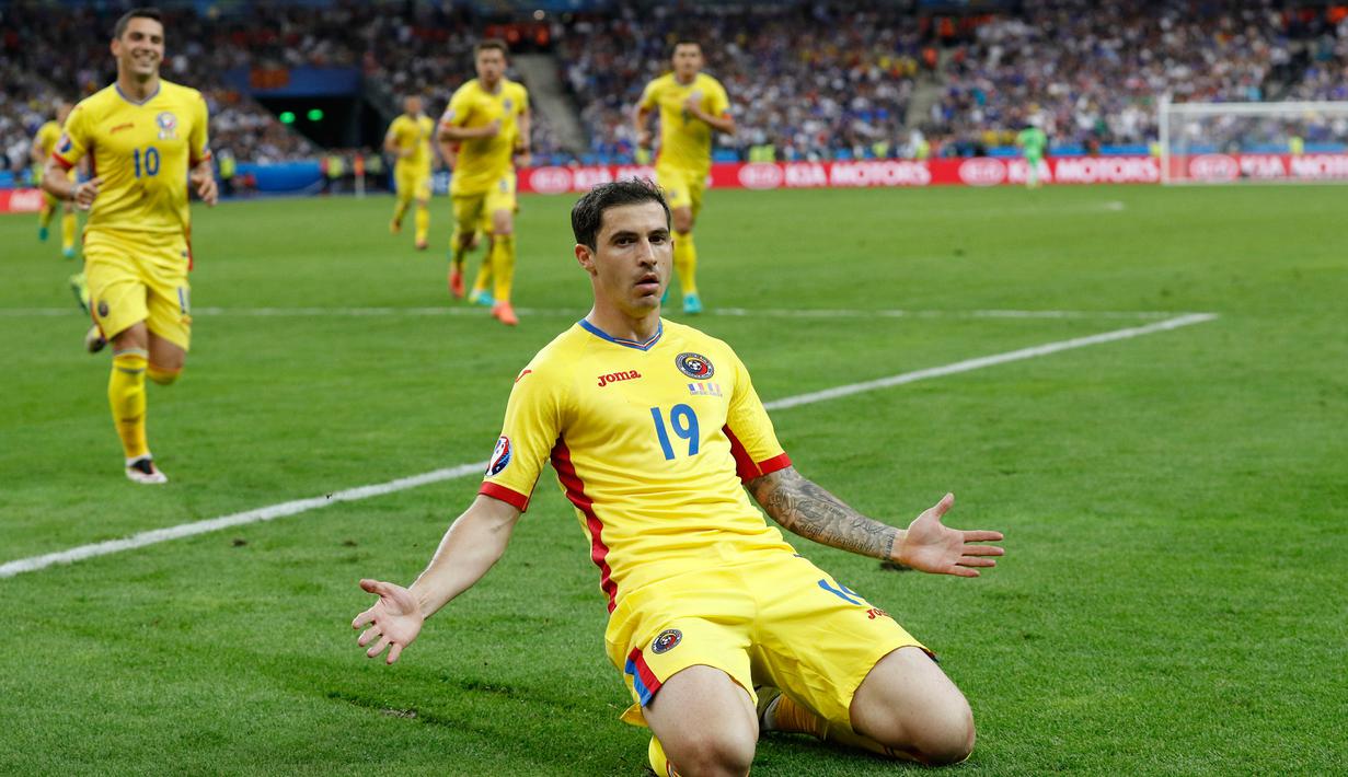 Pemain Rumania, Bogdan Stanciu melakukan selebrasi usai mencetak gol ke gawang Prancis saat laga perdana Euro 2016 di Stade de France, Prancis (11/6). Prancis menang dengan skor 2-1. (Reuters/ Darren Staples)