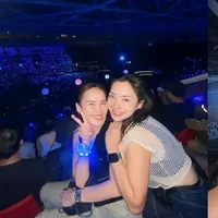 Ayu Ting Ting terlihat mengenakan vest hitam yang dipadukan celana jeans.