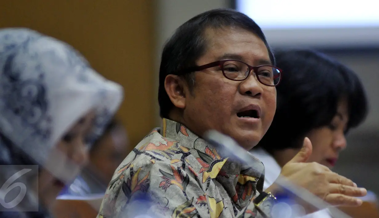Menkominfo Rudiantara memberikan paparan ketika Rapat Kerja dengan Komisi I DPR di Kompleks Parlemen, Senayan, Jakarta, Senin (18/4). Rapat itu membahas mengenai laporan izin penyelenggaraan stasiun TV dan radio di Indonesia. (Liputan6.com/Johan Tallo)