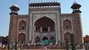 Orang-orang berkumpul di sekitar royal gate atau gerbang kerajaan setelah pilar Taj Mahal (kedua kanan) runtuh di Agra, India, Kamis (12/4). Kendati demikian, hingga berita ini diturunkan tidak ada korban jiwa dalam peristiwa tersebut. (AFP Photo)