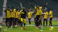 Pemain Sriwijaya melakukan pemanasan jelang latihan di Stadion GBK Jakarta, Kamis  (23/6/2016). Sriwijaya akan melakoni laga lanjutan Torabika Soccer Championship presented by IM3  Ooredoo kontra Persija, Jumat (24/6). (Liputan6.com/Helmi Fithriansyah)