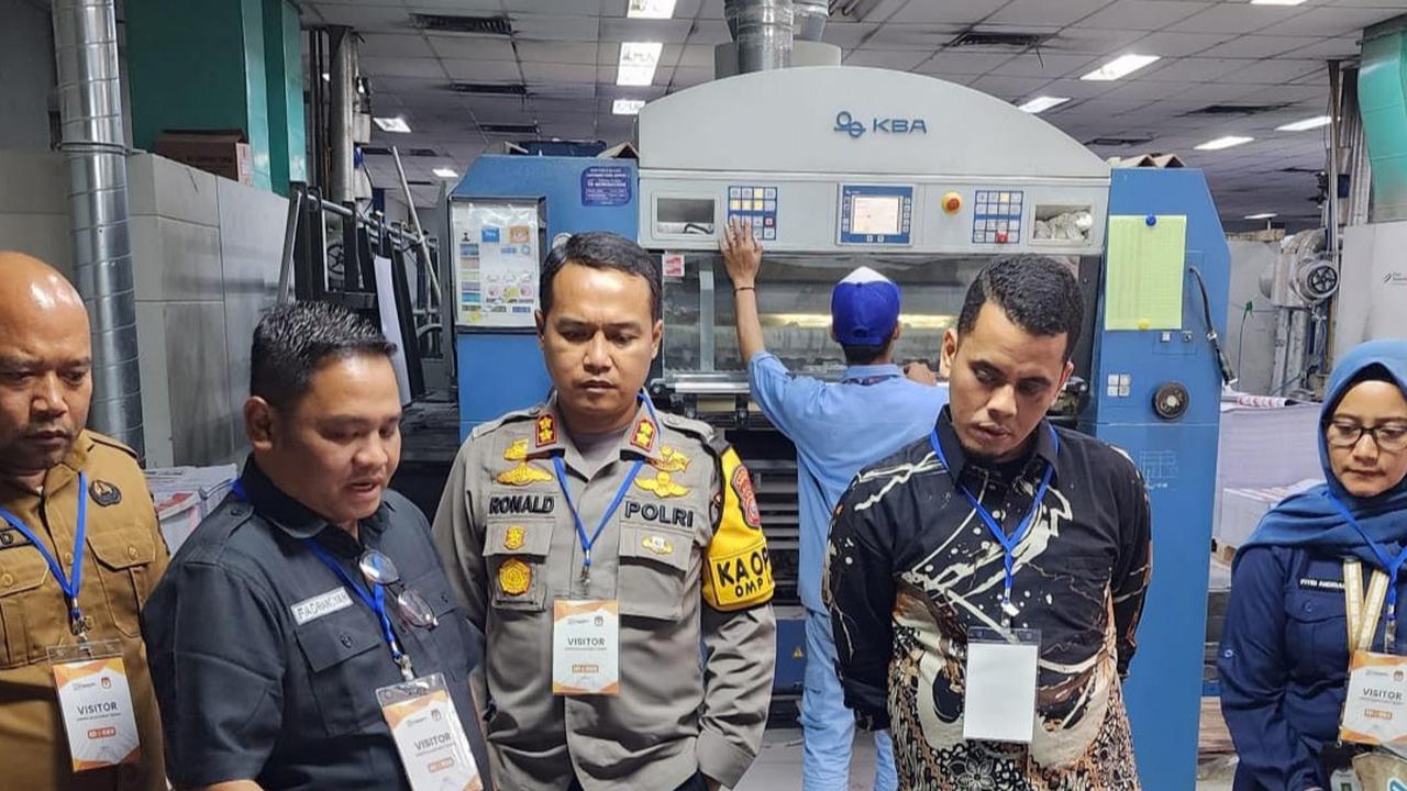 Kapolres & Ketua KPU Kampar Tinjau Proses Pencetakan Surat Suara Pilbup Kampar 2024