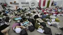 <p>Aktivis lingkungan mengenakan pakaian yang terbuat dari sampah plastik berbaring di tanah selama kampanye untuk memperingati Hari Bumi melawan perubahan iklim di Seoul, Korea Selatan, Jumat (22/4/2022). (AP Photo/Ahn Young-joon)</p>