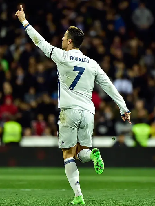 Gelandang Real Madrid, Cristiano Ronaldo melakukan selebrasi usai mencetak gol ke gawang Real Betis pada lanjutan La Liga Spanyol di Stadion Bernabeu, Madrid, (13/3). Real Madrid menang atas Real Betis dengan skor 2-1. (AFP Photo / Gerard Julien)