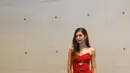 Mikha Tambayong juga mencuri perhatian saat tampil dengan gaun merah di red carpet Busan International Film Festival 2022 pada 5 Oktober 2022 (Foto: IG @miktambayong)