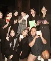 Jelang akhir tahun, Nagita Slavina beserta keluarga dan kerabat terdekatnya adakan dinner bersama. Acara makan malam itu dihadiri Syahnasz Sadiqah, Gya Sadiqah, Caca Tengker, Marlene Hariman, Wanda Hara, hingga Keanu. [@syahnasz]