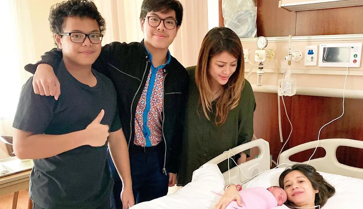 Gista Putri Melahirkan