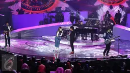 Penampilan Arsy Widianto bersama Grup musik Hivi berkolaborasi dengan musisi Yovie Widianto saat konser “Beranda Cinta Yovie & His Friends”, di Studio 6 Emtek City, Jakarta, Rabu (3/5). (Liputan6.com/Herman Zakharia)