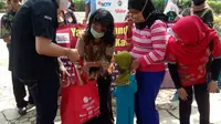 Emtek Peduli Corona melalui YPP salurkan bantuan paket sembako dan masker kain untuk anak berkebutuhan khusus dan yatim piatu di Griya Asri, Bekasi, Selasa (22/9/2020)