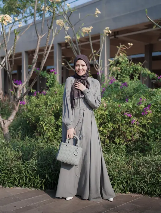 Effortlessly chic, kali ini Dara terlihat mengenakan dress warna hijau lumut yang dipadukan dengan hijab nuansa warna coklat. Gayanya disempurnakan dengan tas dior dan sepatu platform. (Instagram/ daraarafah).
