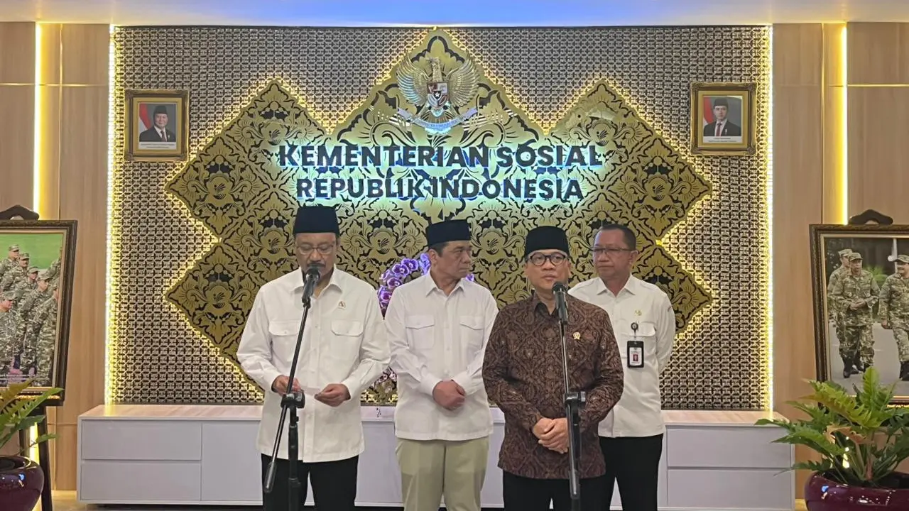 Menteri Sosial (Mensos) Saifullah Yusuf (Gus Ipul) dan Menteri Desa, Pembangunan Daerah Tertinggal Yandri Susanto di Kantor Kemensos, Jakarta, Senin (9/2/2026).