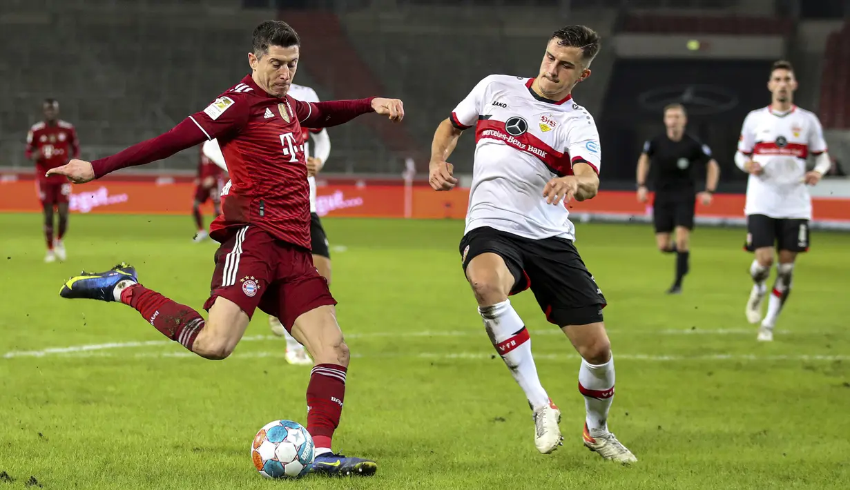 Robert Lewandowski kembali mencetak gol keduanya yang mengubah kedudukan menjadi 4-0 pada menit ke-72. Lagi-lagi ia berhasil memanfaatkan umpan yang dilepaskan Serge Gnabry. (AP/Tom Weller)