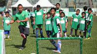 Kapten Persib Bandung, Atep memberikan coaching clinic kepada 250 pesepak bola muda di Bandung.
