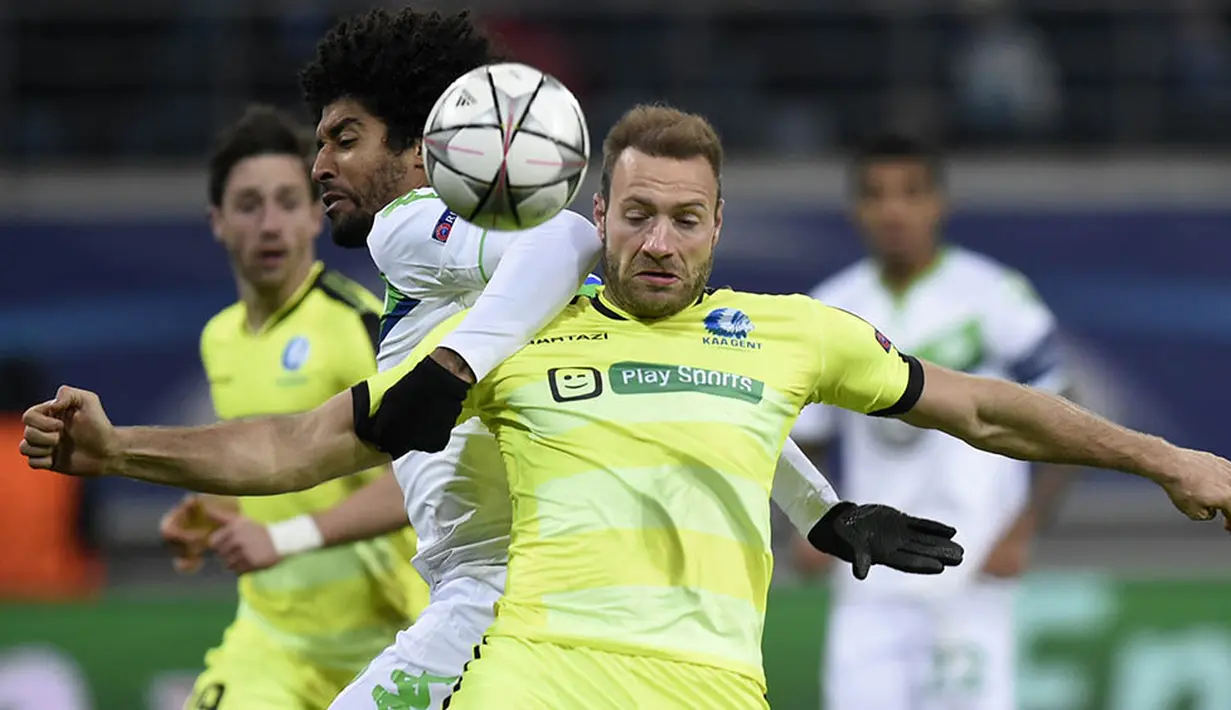 Bek Wolfsburg, Dante, berebut bola dengan penyerang Gent, Laurent Depoitre. Meski kalah namun Gent lebih menguasai jalannya pertandingan dengan penguasaan bola 59 persen. (AFP/John Thys)
