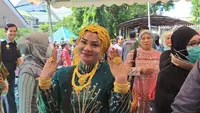 Gaya glamor Suarnati Daeng Kanang, jemaah haji Makassar yang baru pulang dari Mekkah (Liputan6.com/Fauzan)