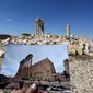 Fotografer bernama Joseph Eid memegang foto Temple of Bel yang diambil pada tanggal 14 Maret 2014 di depan sisa-sisa kuil bersejarah setelah dihancurkan oleh ISIS pada September 2015 di kota kuno Palmyra, Suriah, 31 Maret 2016. (Joseph EID/AFP)