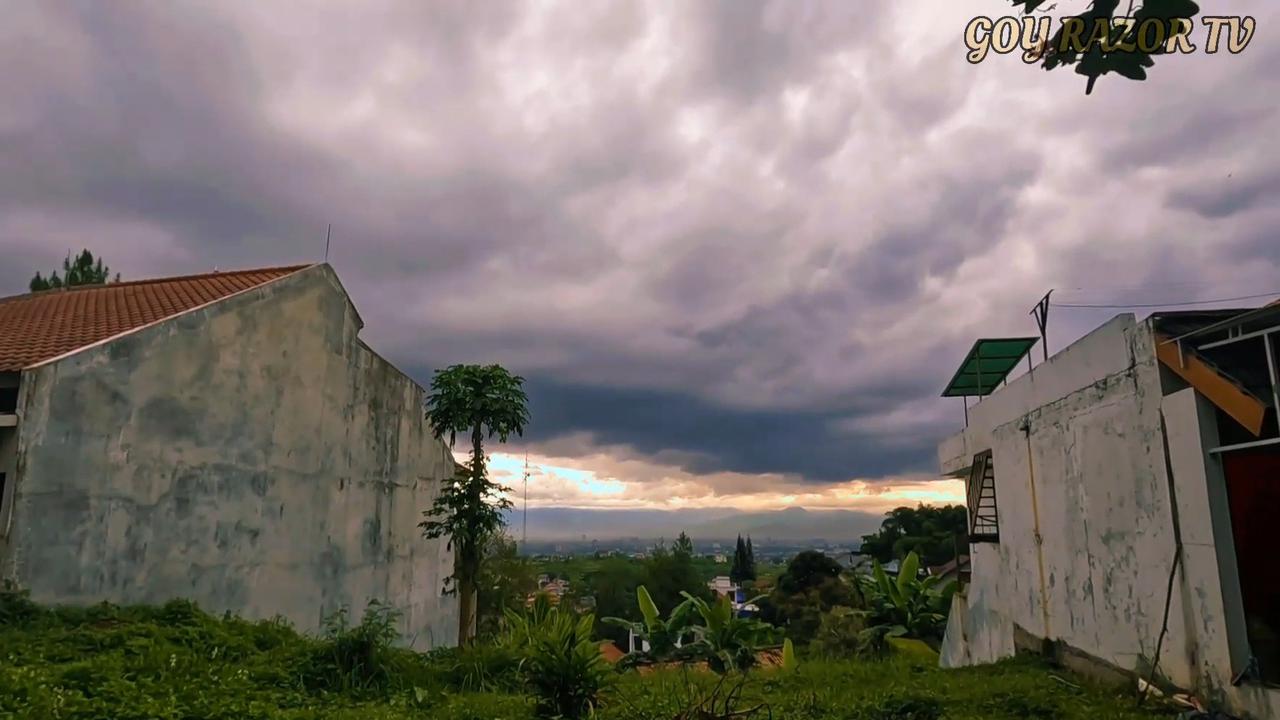 5 Potret Rumah Masa Kecil Ariel Noah yang Terbengkalai, Bangunan 3 Lantai Tawarkan Pemandangan Bandung nan Indah