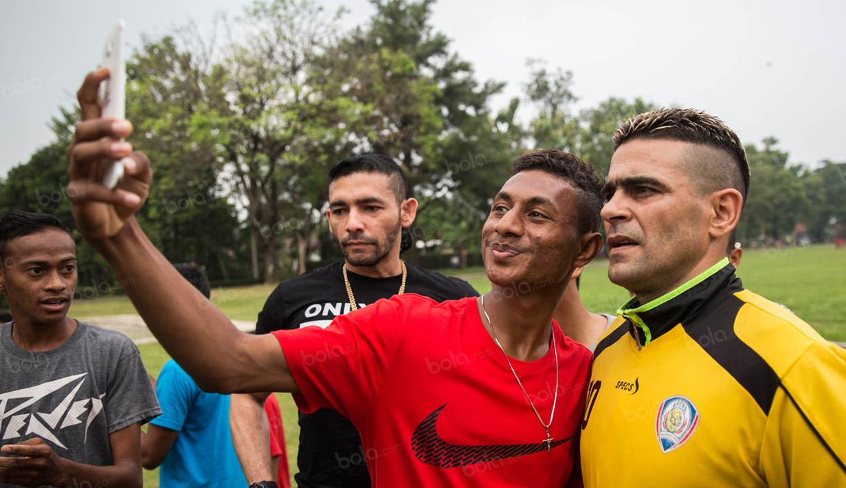 Meski sudah lelah berlatih Cristian Gonzales tetap mau melayani permintaan warga untuk foto bersama di Lapangan Kostrad, Bogor, Jawa Barat. (Bola.com/Vitalis Yogi Trisna)