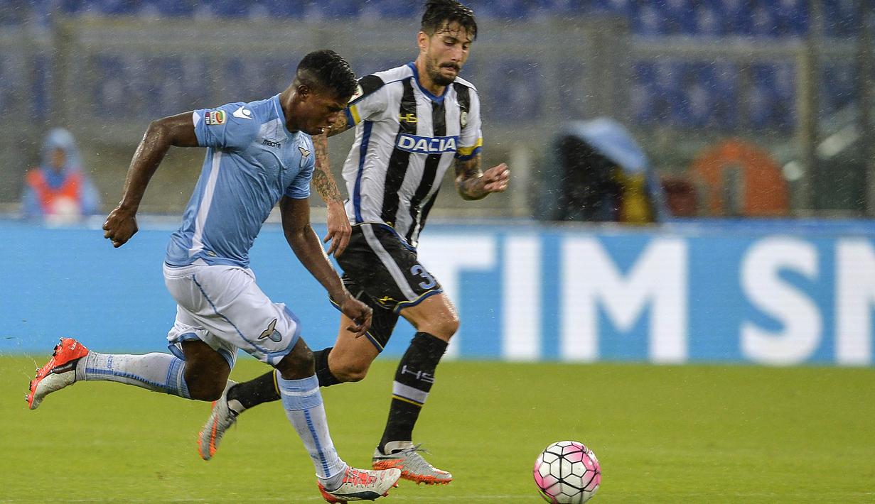 Striker Lazio, Balde Diao Keita, berusaha melewati gelandang Udinese, Panagiotis Kone pada laga lanjutan Serie A di Stadion Olympic, Roma (13/09/2015). Keita menjadi pemain yang diperebutkan AC Milan dan Juventus. (AFP/Andreas Solaro)