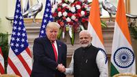 Perdana Menteri India Narendra Modi berjabat tangan dengan Presiden AS Donald Trump selama pertemuan di Rumah Hyderabad di New Delhi pada 25 Februari 2020. (Foto: AFP / Mandel NGAN)