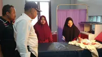 Penemuan bayi dengan Ari-Ari di areal pemakaman Karawang. (Liputan6.com/Abramena)