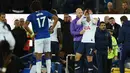 Striker Tottenham Hotspur Son Heung-min (tengah) memegangi kepalanya setelah menekel gelandang Everton Andre Gomes pada pertandingan Liga Inggris di Goodison Park, Liverpool, Inggris, Minggu (3/11/2019). Tekel Son Heung-min menyebabkan Andre Gomes patah kaki. (Oli SCARFF/AFP)