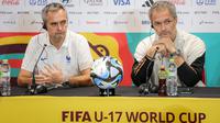 Pelatih Timnas Jerman U-17, Christian Wueck (kanan) dan pelatih Timnas Prancis U-17, Jean Luc Vannuchi saat konferensi pers jelang laga final Piala Dunia U-17 2023 antara Timnas Jerman U-17 melawan Timnas Prancis U-17 di Stadion Manahan, Solo, Jumat (01/12/2023). (Bola.com/Bagaskara Lazuardi)
