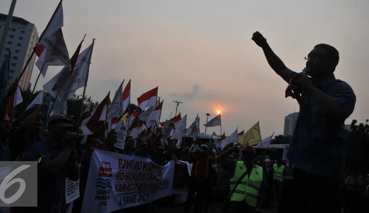  Seorang lelaki tampak berorasi di depan Istana Merdeka, Jakarta, Rabu (8/7/2015). Mereka menuntut presiden untuk menolak perpanjangan konsesi serta menuntut nasionalisasi aset PT. JICT (Liputan6.com/Faizal Fanani)