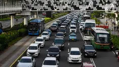 Sejumlah mobil melintas di jalan Sudirman, Jakarta, Senin  (10/2/2020). Pada tahun 2019, industri otomotif nasional mengalami penurunan penjualan, terutama kendaraan komersial yang turun 18, 26 persen atau sekitar 94.000 unit. (Liputan6.com/Angga Yuniar)