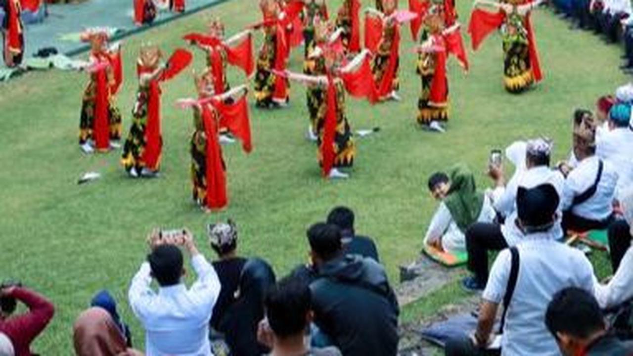 3. Sendratari Meras Gandrung pada 13 April, di Taman Gandrung Terakota.&nbsp;