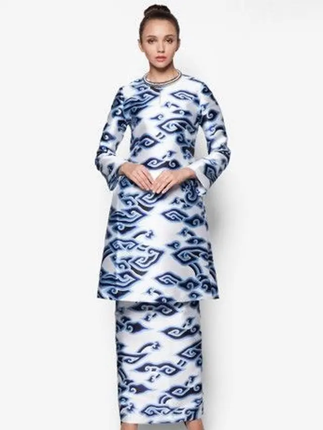 Baju Kurung Berbahan Kain Mega Mendung