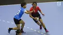 Pemain bola tangan putri Indonesia, Anisa Yulianti (kanan) menghindari kawalan Lam Sze Pui (Hong Kong) pada kualifikasi posisi 7-8 Bola Tangan Putri Asian Games 2018 di Jakarta, Rabu (29/8). Indonesia menyerah 16-30. (Liputan6.com/Helmi Fithriansyah)