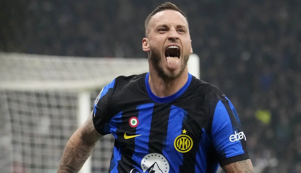 Pemain Inter Milan, Marko Arnautovic, melakukan selebrasi setelah mencetak gol ke gawang Atletico Madrid dalam duel leg pertama babak 16 besar Liga Champions di Stadion Giuseppe Meazza, Rabu (21/2/2024). Kemenangan ini bakal jadi modal berharga bagi Inter ketika ganti mengunjungi Atletico dalam duel leg kedua, dua pekan mendatang. (AP Photo/Luca Bruno)