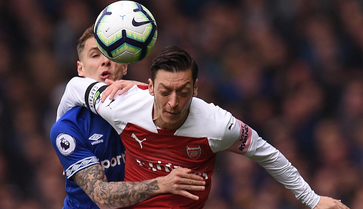 <p>Mesut Ozil. Arsenal harus mengeluarkan 47 juta euro atau setara Rp735 miliar untuk mendatangkan gelandang serang Jerman ini dari Real Madrid di awal musim 2013/2014. Usai 8 musim dan tampil dalam 254 laga dengan torehan 44 gol dan 77 assist serta mempersembahkan 3 gelar Piala FA dan 1 Community Shield, Arsenal justru memaksanya pergi di tengah musim 2020/2021 dengan status bebas transfer ke Fenerbahce meski kontraknya belum berakhir. (AFP/Oli Scarff)</p>