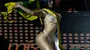 Ellen Santana dari negara bagian Rondonia, menari di runway setelah memenangkan kontes Miss Bumbum 2018 di Sao Paulo, Brasil, Senin (5/11). Tahun ini, kontes tersebut diikuti 15 kontestan yang bersaing untuk menjadi pemenang. (Miguel SCHINCARIOL/AFP)