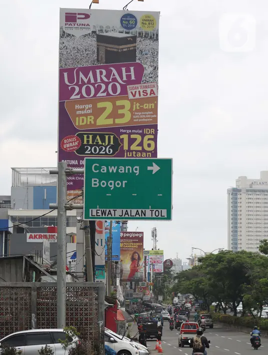 Papan reklame iklan salah satu agen perjalanan Umrah di jalan Margonda, Depok, Kamis (27/2/2020). Kementerian Haji dan Umrah Arab Saudi menangguhkan sementara pelayanan umrah bagi warga dari luar kerajaan sebagai upaya mencegah penyebaran virus corona atau Covid-19. (Liputan6.com/Helmi Fithriansyah)