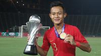 Gelandang Timnas Indonesia, Sani Rizki, merayakan gelar juara Piala AFF U-22 2019 setelah mengalahkan Thailand pada laga final di Stadion National Olympic, Phnom Penh, Selasa (26/2). Indonesia menang 2-1 atas Thailand. (Bola.com/Zulfirdaus Harahap)