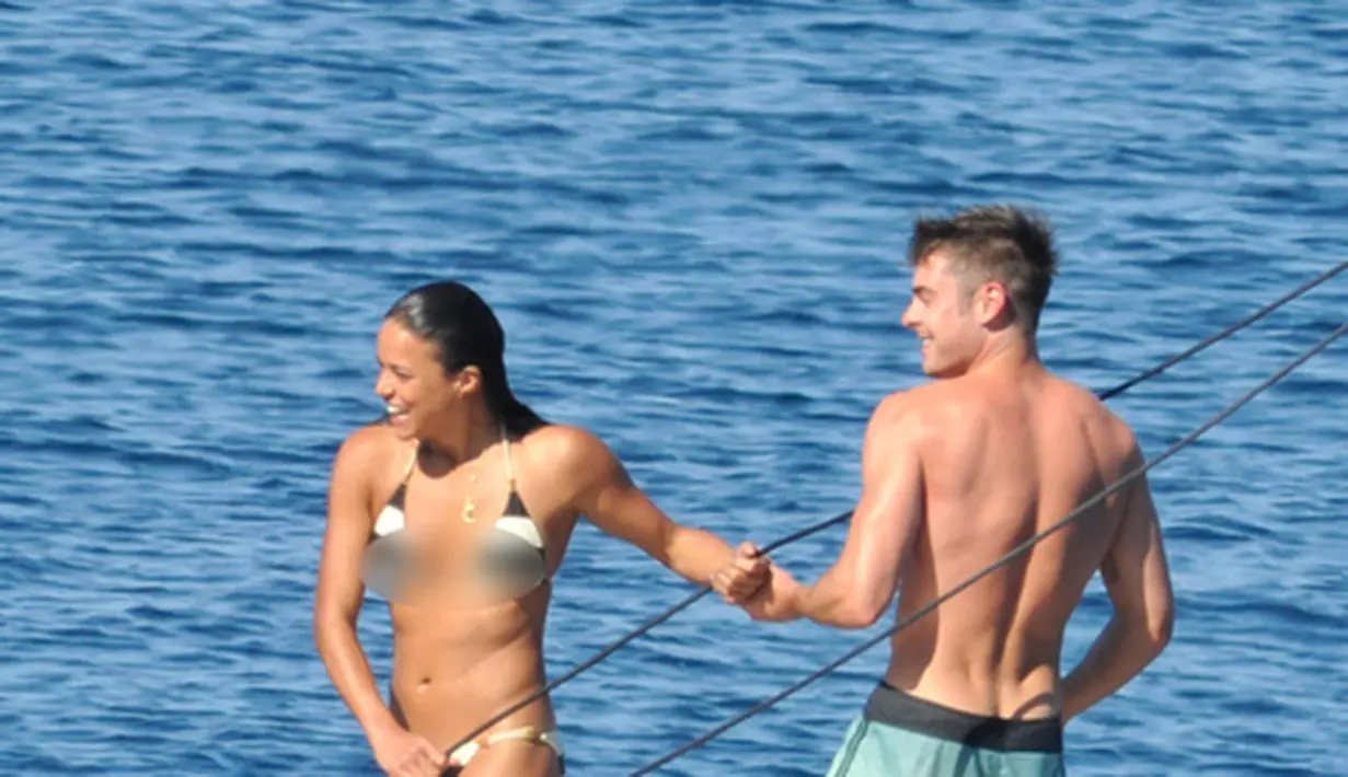 Zac Efron dan Michelle Rodriguez sempat tertangkap kamera tengah bermesraan di atas sebuah kapal di Pulau Sardinia, Italia, Selasa (8/7/2014) (mzn.com)