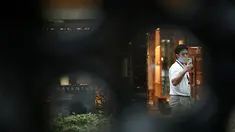 Seorang pria yang mengenakan masker untuk membantu mencegah penyebaran virus corona berjalan melalui pusat kota Tokyo, Kamis (10/9/2020). Ibu kota Jepang itu mengonfirmasi lebih dari 270 kasus virus corona pada Kamis. (AP Photo / Eugene Hoshiko)