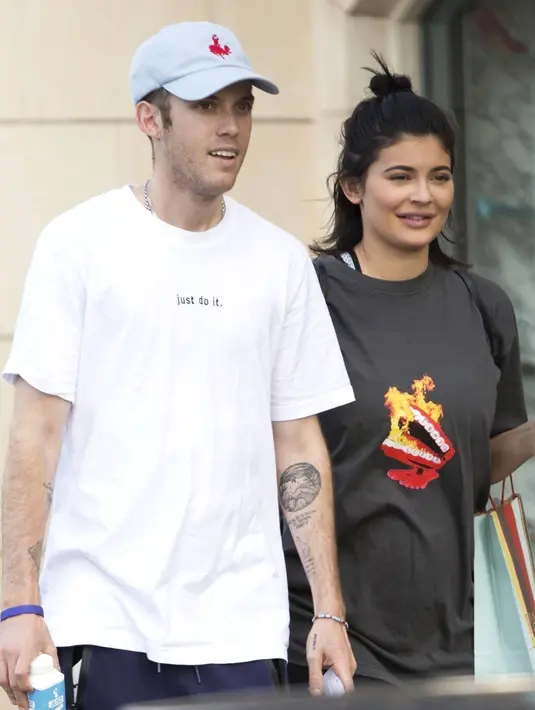 Sebuah foto beredar memperlihatkan seorang perempuan yang mirip Kylie sedang belanja. (E! Online)