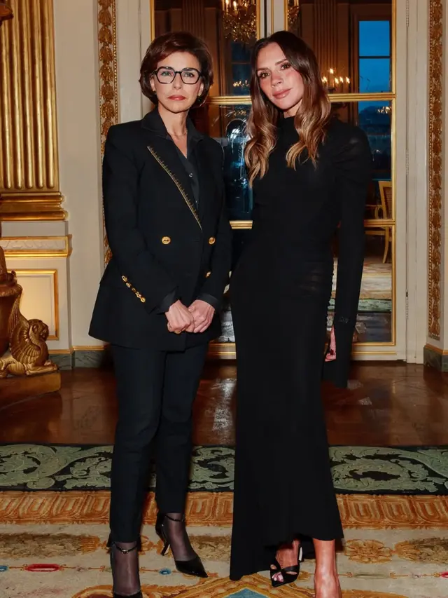Victoria Beckham Raih Gelar Ksatria dari Prancis kenakan dress hitam. [@victoriabeckham]
