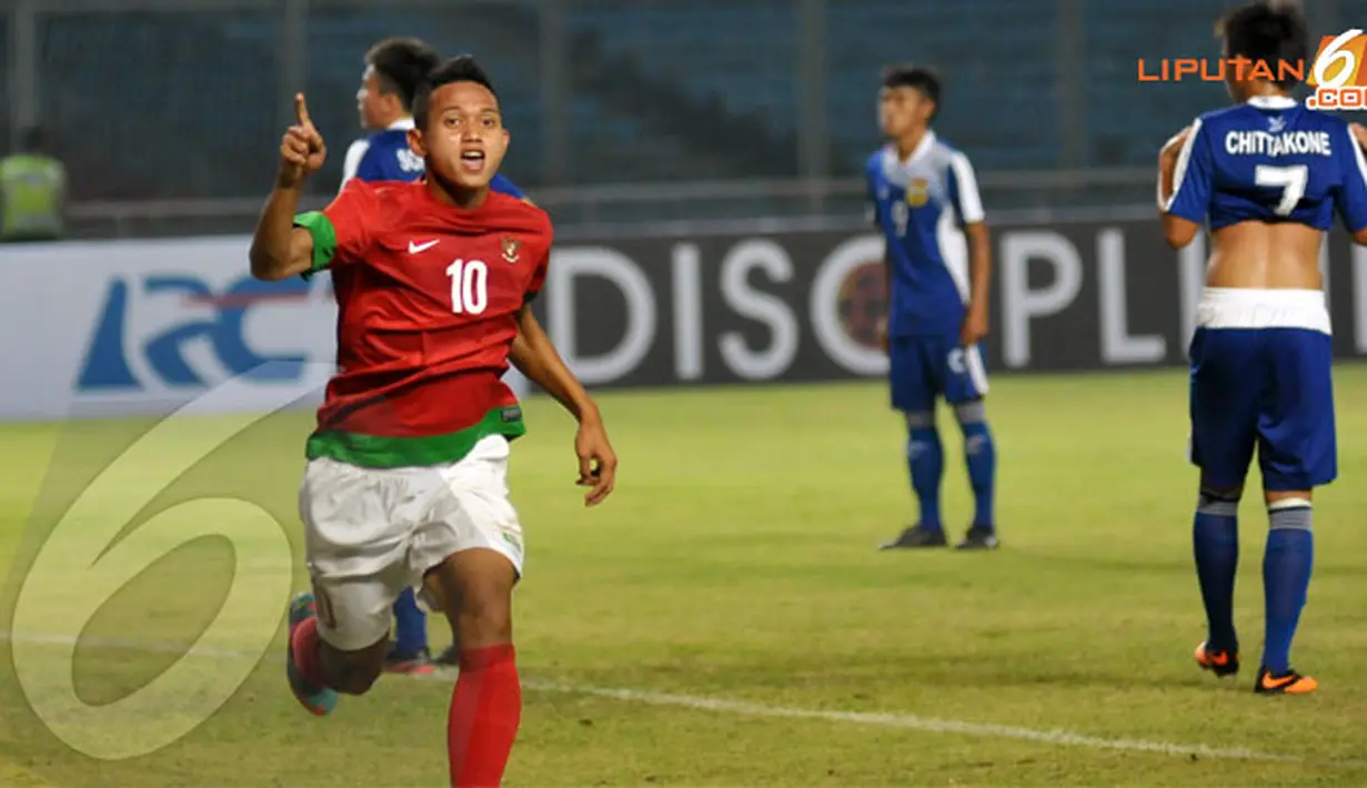 Setiap pemain bola pasti akan bertingkah tertentu saat berhasil membobol gawang lawan, termasuk pemain Timnas Indonesia U19 Muchlis Hadi Ning Syaifulloh yang bernomor punggung 10 (Liputan6.com/Helmi Fithriansyah)