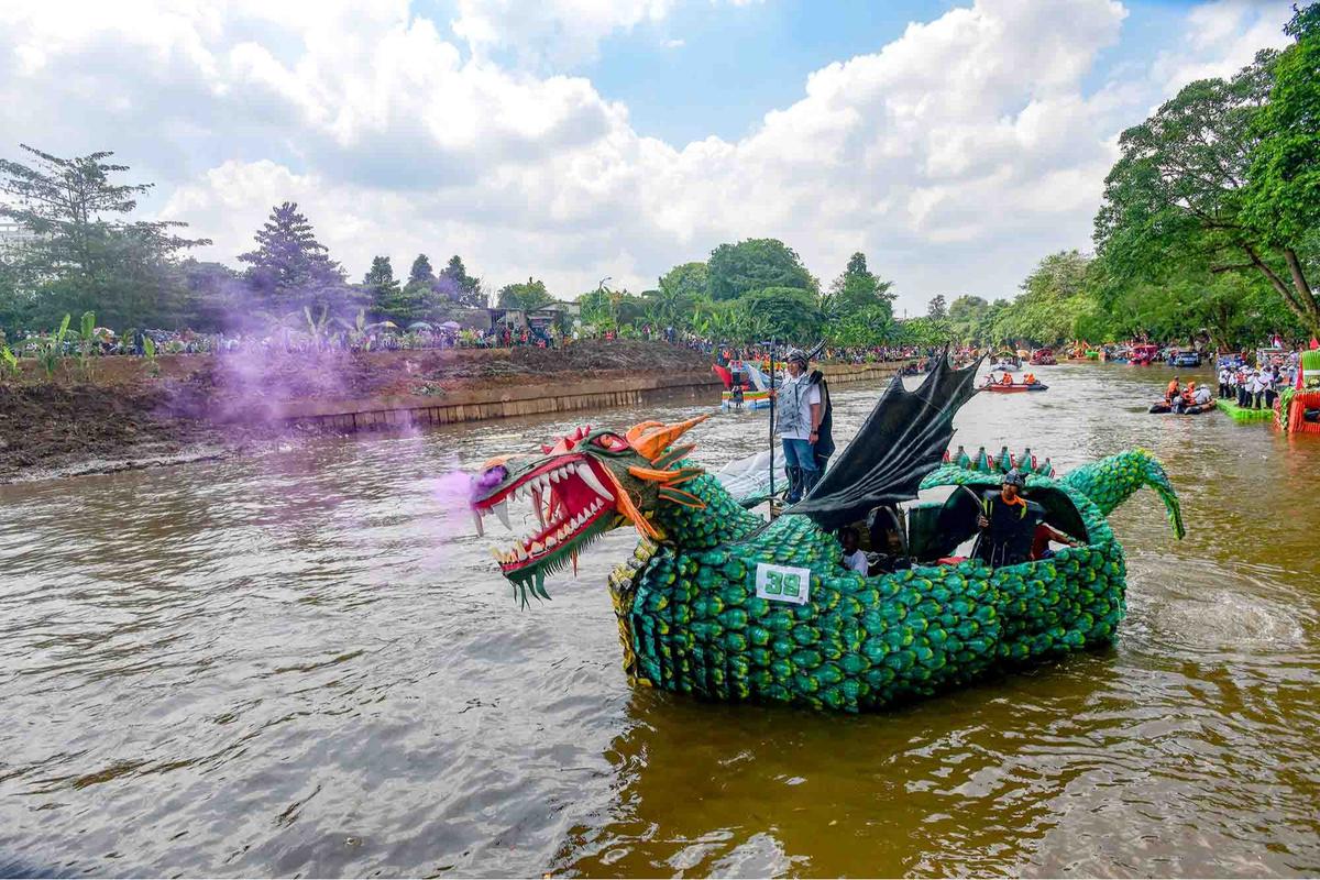 Foto: Seru! Festival Perahu Daur Ulang Hiasi Ciliwung, 43 Perahu Melaju dari Sampah Plastik