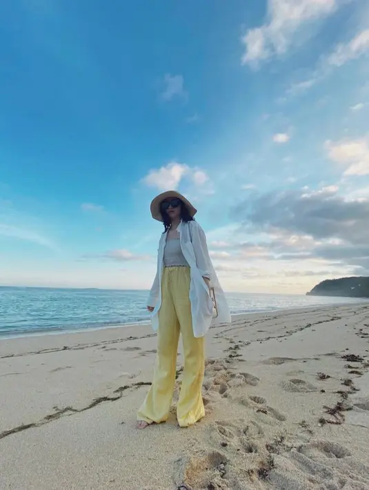 Sementara Bunga Zainal memadukannya dengan celana pendek, Febby Rastanty memadukan cardigan dan tank top dengan long pants. Stylish effortless! (Instagram/febbyrastanty).