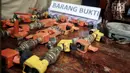 Barang bukti tabung gas oplosan di Cipayung, Jakarta, Selasa (22/1). Polda Metro Jaya menyita 1.200 tabung LPG ukuran 3 Kg, 242 ukuran 12 Kg, 14 selang pipa besi regulator pemindah isi gas dan 1 kantong segel tabung gas. (Liputan6.com/Faizal Fanani)