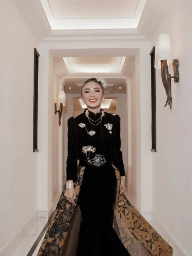 Potret Dress Hitam Yuni Shara